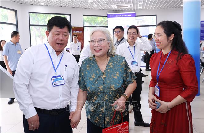 Cán bộ phường Tây Hồ, thành phố Hà Nội hướng dẫn người dân đến làm thủ tục hành chính. Ảnh: Văn Điệp - TTXVN 