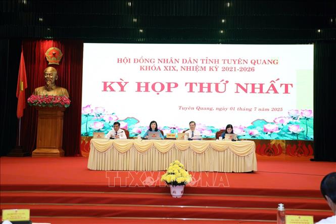 Đoàn Chủ tịch điều hành kỳ họp. Ảnh: Hoàng Hải - TTXVN