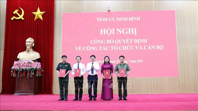 Bí thư Tỉnh ủy Ninh Bình Trương Quốc Huy trao các Quyết định thành lập 4 đảng bộ trực thuộc gồm: Đảng bộ các cơ quan Đảng tỉnh; Đảng bộ UBND tỉnh Ninh Bình; Đảng bộ Quân sự tỉnh Ninh Bình; Đảng bộ Công an tỉnh Ninh Bình. Ảnh: Thùy Dung - TTXVN