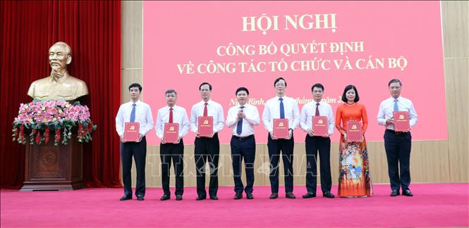 Bí thư Tỉnh ủy Ninh Bình Trương Quốc Huy trao các quyết định thành lập các cơ quan chuyên trách tham mưu, giúp việc Tỉnh ủy và các đơn vị sự nghiệp trực thuộc Tỉnh ủy. Ảnh: Thùy Dung - TTXVN