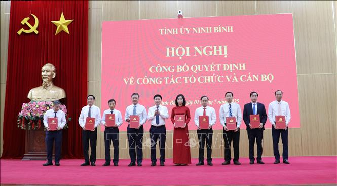 Bí thư Tỉnh ủy Ninh Bình Trương Quốc Huy trao các Quyết định cho lãnh đạo Ban Tổ chức Tỉnh ủy. Ảnh: Thùy Dung - TTXVN