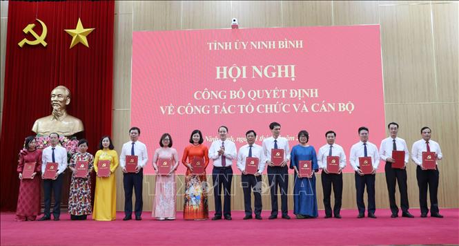 Phó Bí thư Tỉnh ủy Ninh Bình Mai Văn Tuất trao các quyết định cho lãnh đạo Báo và phát thanh truyền hình Ninh Bình. Ảnh: Thùy Dung - TTXVN