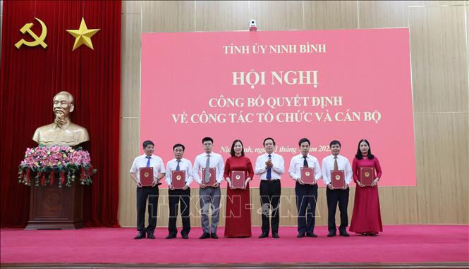Chủ tịch UBND tỉnh Ninh Bình Phạm Quang Ngọc trao các quyết định cho lãnh đạo Sở Y tế Ninh Bình. Ảnh: Thùy Dung - TTXVN