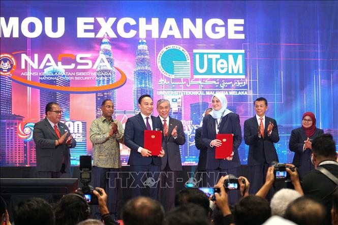 Phó Thủ tướng Malaysia, Datuk Seri Tiến sĩ Ahmad Zahid Hamidi chứng kiến lễ trao Thỏa thuận hợp tác về an ninh mạng giữa các đối tác. Ảnh:Hằng Linh-PV TTXVN tại Malaysia
