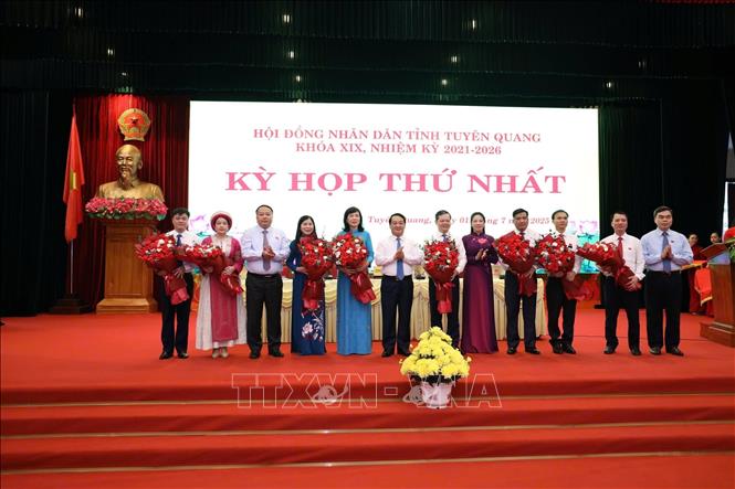 Lãnh đạo tỉnh Tuyên Quang tặng hoa chúc mừng lãnh đạo HĐND và Truỏng các Ban HĐND tỉnh. Ảnh: Hoàng Hải - TTXVN