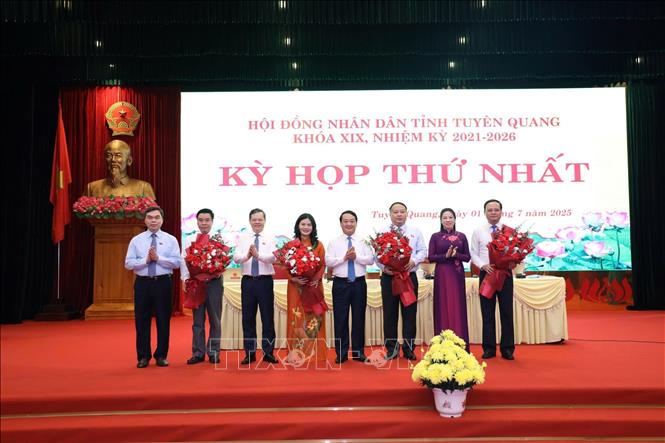 Lãnh đạo tỉnh Tuyên Quang tặng hoa chúc mừng Chủ tịch, Phó Chủ tịch UBND tỉnh. Ảnh: Hoàng Hải - TTXVN