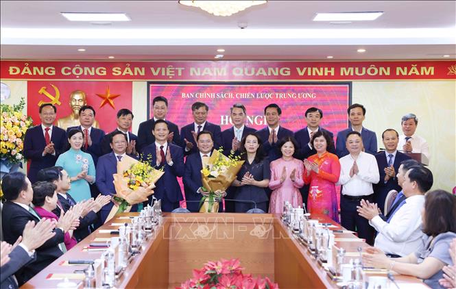 Các đồng chí lãnh đạo tỉnh Bắc Ninh chúc mừng đồng chí Nguyễn Anh Tuấn, Phó Trưởng Ban Chính sách, chiến lược Trung ương phát biểu tại hội nghị. Ảnh: Phương Hoa - TTXVN