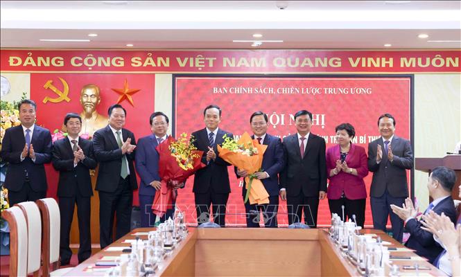 Lãnh đạo Ban Chính sách, chiến lược Trung ương tặng hoa chúc mừng hai đồng chí Nguyễn Anh Tuấn và Nguyễn Đức Hiển. Ảnh: Phương Hoa - TTXVN