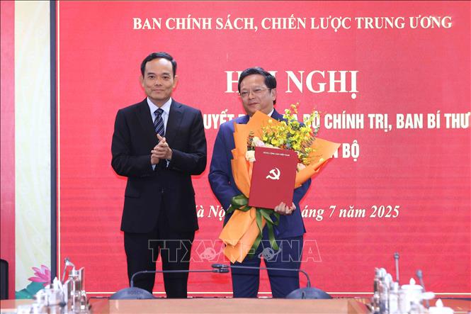Đồng chí Trần Lưu Quang, Bí thư Trung ương Đảng, Trưởng Ban Chính sách, chiến lược Trung ương trao Quyết định của Ban Bí thư cho đồng chí Nguyễn Đức Hiển. Ảnh: Phương Hoa - TTXVN