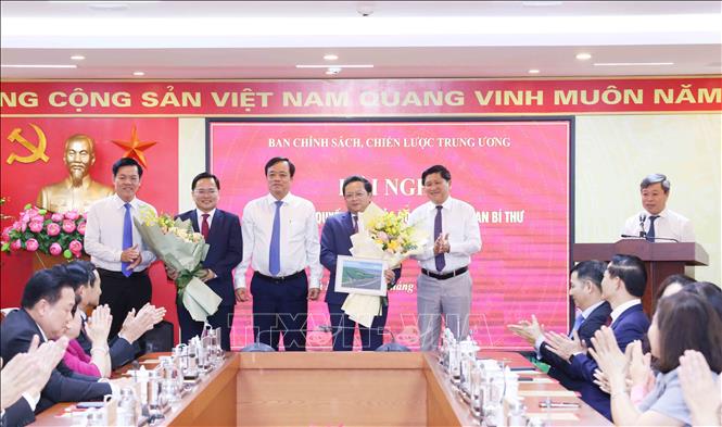 Lãnh đạo tỉnh Cà Mau tặng hoa chúc mừng hai đồng chí Nguyễn Anh Tuấn và Nguyễn Đức Hiển. Ảnh: Phương Hoa - TTXVN