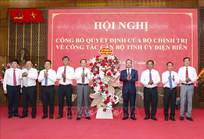 Ban Thường vụ Tỉnh ủy Vĩnh Long tặng hoa chúc mừng tân Phó Bí thư Tỉnh ủy Điện Biên Trần Tiến Dũng. Ảnh: Xuân Tư - TTXVN