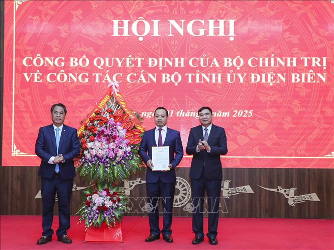Trao Quyết định của Bộ Chính trị về điều động, chỉ định giữ chức Phó Bí thư Tỉnh ủy Điện Biên đối với đồng chí Trần Tiến Dũng. Ảnh: Xuân Tư - TTXVN