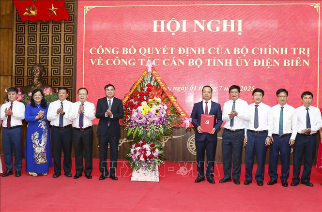 Ban Thường vụ Tỉnh ủy Điện Biên tặng hoa chúc mừng tân Phó Bí thư Tỉnh ủy Điện Biên Trần Tiến Dũng. Ảnh: Xuân Tư - TTXVN