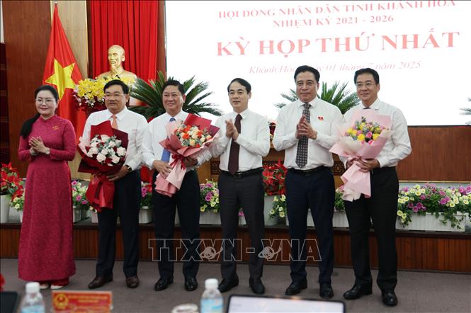 Lãnh đạo UBND tỉnh Khánh Hòa nhiệm kỳ 2021 - 2026 ra mắt tại kỳ họp. Ảnh: Tiên Minh - TTXVN