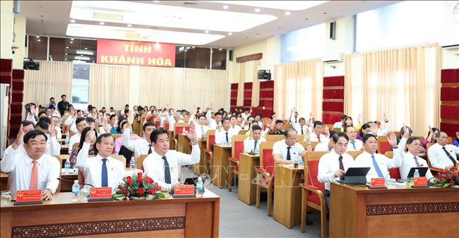 Đại biểu HĐND tỉnh Khánh Hòa khóa VII biểu quyết thông qua một nghị quyết tại kỳ họp. Ảnh: Tiên Minh - TTXVN