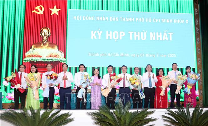 Lãnh đạo Thành ủy, UBND, Ủy ban MTTQ Việt Nam tặng hoa chúc mừng lãnh đạo HĐND và lãnh đạo các Ban chuyên môn của HĐND Thành phố. Ảnh: Xuân Khu-TTXVN