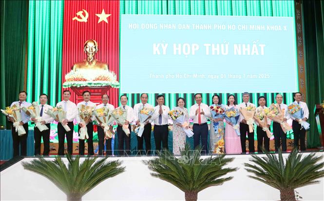 Lãnh đạo Thành ủy, UBND, HĐND Thành phố Hồ Chí Minh tặng hoa chúc mừng các Giám đốc Sở, ngành của Thành phố. Ảnh: Xuân Khu-TTXVN