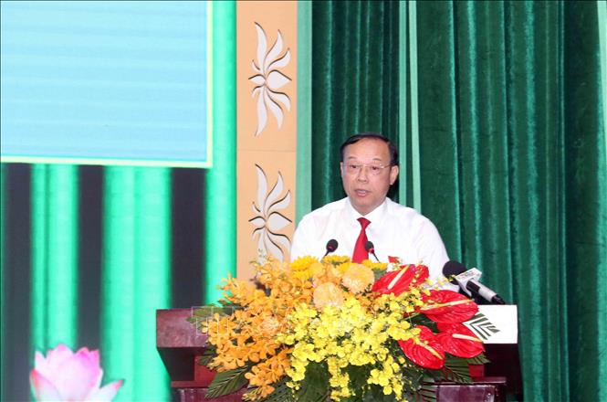 Ông Nguyễn Văn Thọ, Phó Chủ tịch UBND Thành phố trình Tờ trình của Thường trực UBND Thành phố. Ảnh: Xuân Khu-TTXVN