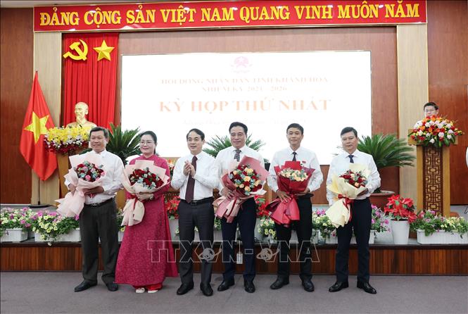 Thường trực HĐND tỉnh Khánh Hòa khóa VII ra mắt tại kỳ họp. Ảnh: Tiên Minh - TTXVN