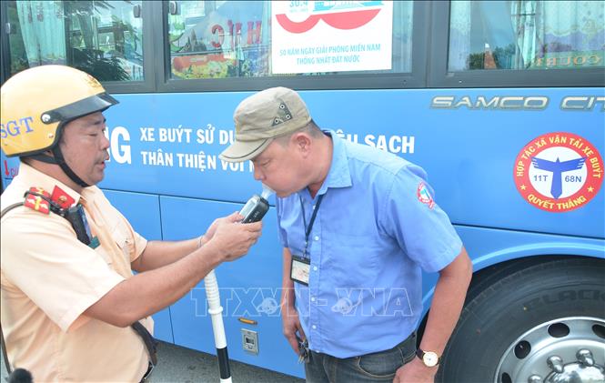 Công an thực hiện việc đo nồng cồn một tài xế. Ảnh: Linh Sơn –TTXVN
