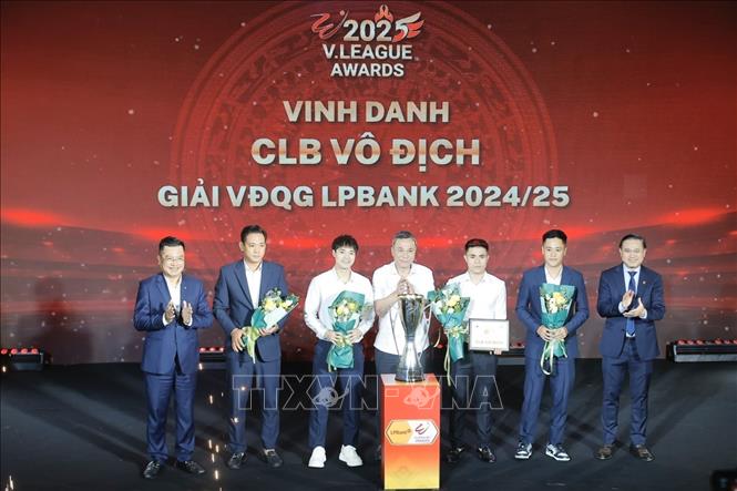 Ban tổ chức trao bảng danh vị vinh danh CLB vô địch Giải Vô địch quốc gia LPBank 2024/25 cho CLB Thép Xanh Nam Định. Ảnh: Minh Quyết - TTXVN