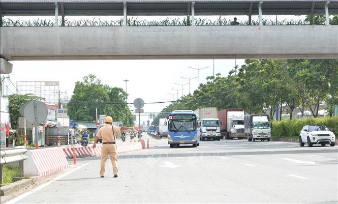 Công an ra hiệu lệnh dừng xe để kiểm tra xe buýt đang lưu thông trên đường. Ảnh: Linh Sơn –TTXVN