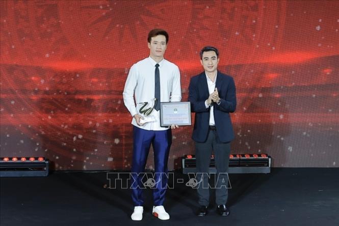 Ban tổ chức trao bảng danh vị và kỷ niệm chương cho cầu thủ xuất sắc nhất Giải hạng Nhất quốc gia Bia sao vàng 2024/25 cho cầu thủ Nguyễn Hoàng Đức (CLB Ninh Bình). Ảnh: Minh Quyết - TTXVN