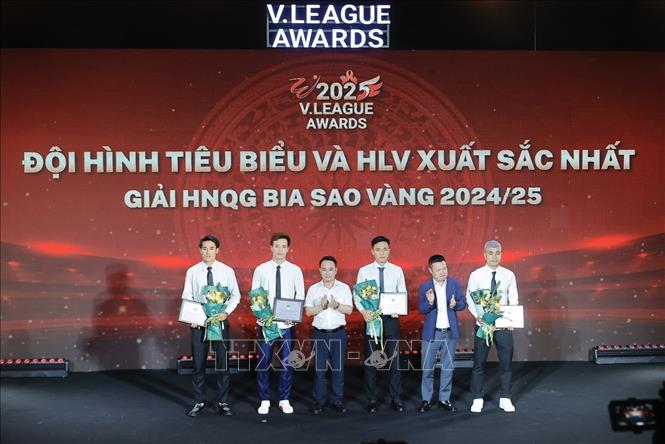 Ban tổ chức trao bảng danh vị cho đội hình tiêu biểu và HLV xuất sắc nhất Giải hạng Nhất quốc gia Bia sao vàng 2024/25. Ảnh: Minh Quyết - TTXVN