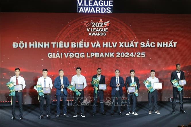 Ban tổ chức trao bảng danh vị cho đội hình tiêu biểu và HLV xuất sắc nhất Giải Vô địch quốc gia LPBank 2024/25. Ảnh: Minh Quyết - TTXVN