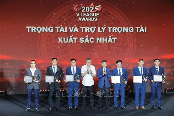 Ban tổ chức trao bảng danh vị và kỷ niệm chương cho trọng tài và trợ lý trọng tài xuất sắc nhất. Ảnh: Minh Quyết - TTXVN
