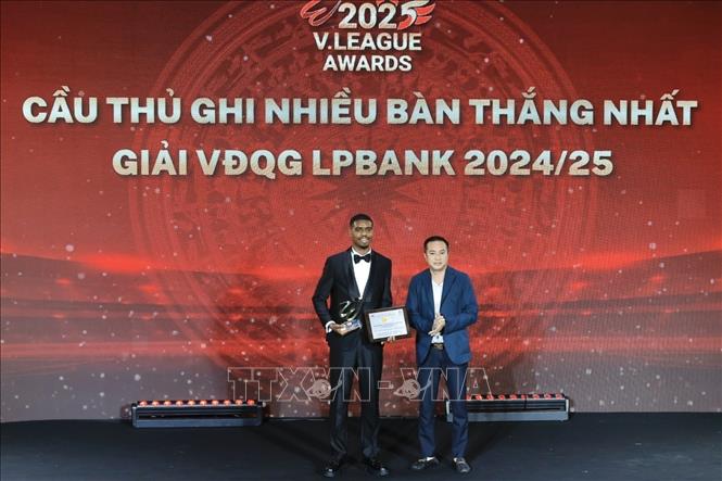 Ban tổ chức trao bảng danh vị và kỷ niệm chương cho cầu thủ ghi nhiều bàn thắng nhất Giải Vô địch quốc gia LPBank 2024/25 cho cầu thủ Alan (CLB Công An Hà Nội) và cầu thủ Vinicius (CLB Hải Phòng) với cùng 14 bàn thắng. Ảnh: Minh Quyết - TTXVN
