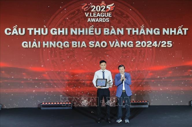 Ban tổ chức trao bảng danh vị và kỷ niệm chương cho cầu thủ ghi nhiều bàn thắng nhất Giải hạng Nhất quốc gia Bia sao vàng 2024/25 cho cầu thủ Lưu Tự Nhân (CLB Trường Tươi Bình Phước) với 9 bàn thắng. Ảnh: Minh Quyết - TTXVN