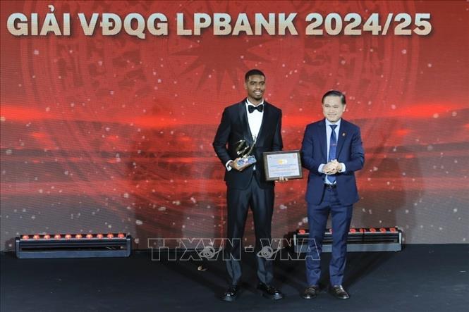 Ban tổ chức trao bảng danh vị và kỷ niệm chương cho cầu thủ xuất sắc nhất Giải Vô địch quốc gia LPBank 2024/25 cho cầu thủ Alan (CLB Công An Hà Nội). Ảnh: Minh Quyết - TTXVN
