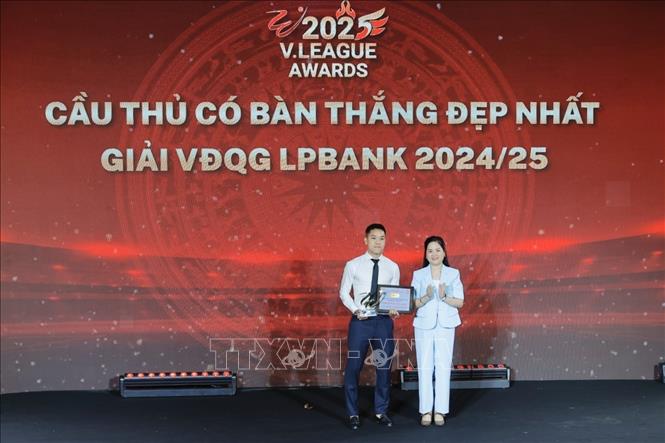 Ban tổ chức trao bảng danh vị và kỷ niệm chương cho cầu thủ có bàn thắng đẹp nhất Giải Vô địch quốc gia LPBank 2024/25 cho cầu thủ Nguyễn Hữu Thắng (CLB Thể công Viettel). Ảnh: Minh Quyết - TTXVN