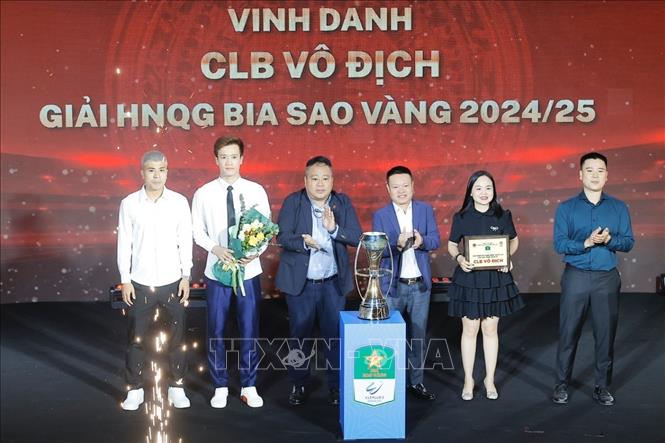 Ban tổ chức trao bảng danh vị vinh danh CLB vô địch Giải hạng Nhất quốc gia Bia sao vàng 2024/25 là CLB Ninh Bình. Ảnh: Minh Quyết - TTXVN