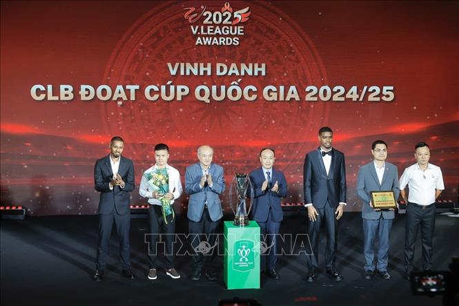 Ban tổ chức trao bảng danh vị vinh danh CLB đoạt Cúp quốc gia 2024/25 cho CLB Công an Hà Nội. Ảnh: Minh Quyết - TTXVN