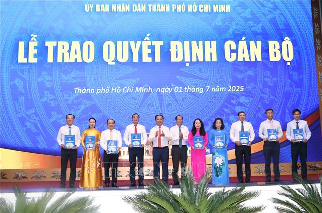 Ông Nguyễn Văn Được, Phó Bí thư Thành ủy, Chủ tịch UBND Thành phố Hồ Chí Minh trao Quyết định và chúc mừng lãnh đạo Văn phòng UBND Thành phố. Ảnh: Xuân Khu-TTXVN