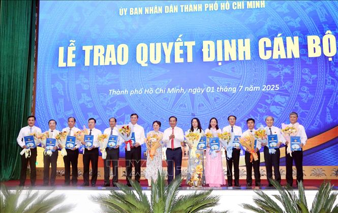 Ông Nguyễn Văn Được, Phó Bí thư Thành ủy, Chủ tịch UBND Thành phố Hồ Chí Minh trao Quyết định và chúc mừng các Giám đốc các sở, ngành của Thành phố. Ảnh: Xuân Khu-TTXVN
