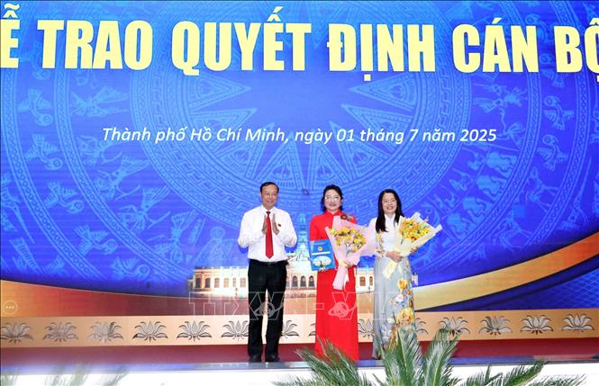 Lãnh đạo UBND Thành phố trao Quyết định và chúc mừng lãnh đạo Sở Du lịch Thành phố Hồ Chí Minh. Ảnh: Xuân Khu-TTXVN