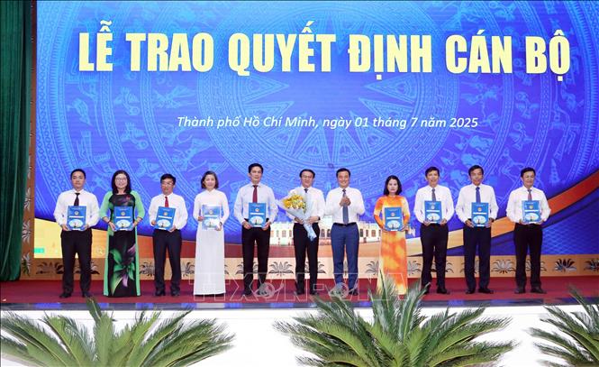 Ông Bùi Xuân Cường, Phó Chủ tịch UBND Thành phố trao Quyết định và chúc mừng lãnh đạo Sở Khoa học và Công nghệ Thành phố Hồ Chí Minh. Ảnh: Xuân Khu-TTXVN