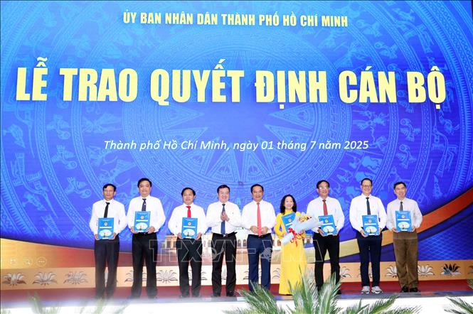 Ông Nguyễn Văn Được, Phó Bí thư Thành ủy, Chủ tịch UBND Thành phố Hồ Chí Minh trao Quyết định và chúc mừng lãnh đạo Sở Dân tộc và Tôn giáo Thành phố. Ảnh: Xuân Khu-TTXVN