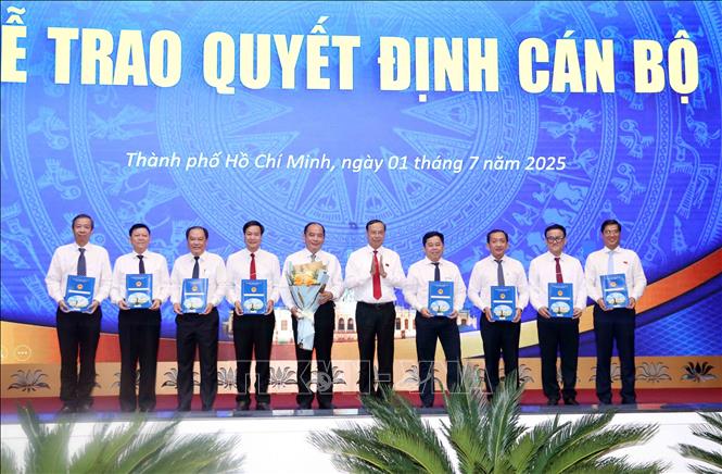Lãnh đạo UBND Thành phố trao Quyết định và chúc mừng lãnh đạo Sở Y tế Hồ Chí Minh. Ảnh: Xuân Khu-TTXVN