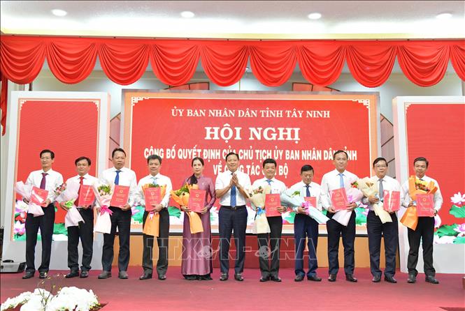 Lãnh đạo UBND tỉnh Tây Ninh trao quyết định bổ nhiệm các chức danh Giám đốc, Phó Giám đốc Sở Xây dựng. Ảnh: Bùi Giang - TTXVN