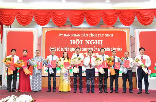 Lãnh đạo UBND tỉnh Tây Ninh trao quyết định bổ nhiệm các chức danh Giám đốc, Phó Giám đốc Sở Tài chính. Ảnh: Bùi Giang - TTXVN