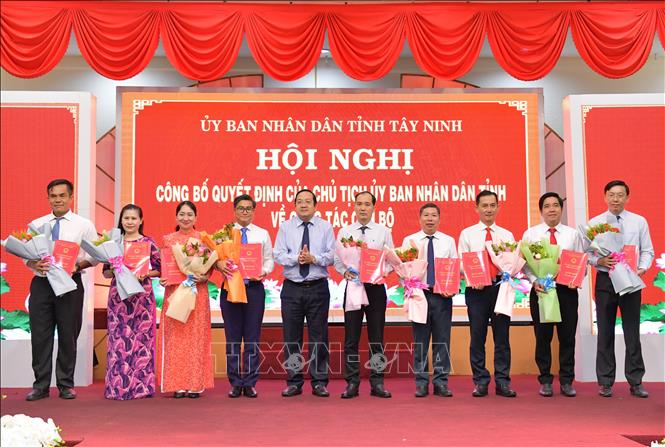 Lãnh đạo UBND tỉnh Tây Ninh trao quyết định bổ nhiệm các chức danh Giám đốc, Phó Giám đốc Sở Nội vụ.  Ảnh: Bùi Giang - TTXVN