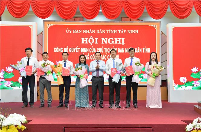 Lãnh đạo UBND tỉnh Tây Ninh trao quyết định bổ nhiệm các chức danh Chánh Văn phòng, Phó Chánh văn phòng UBND tỉnh. Ảnh: Bùi Giang - TTXVN