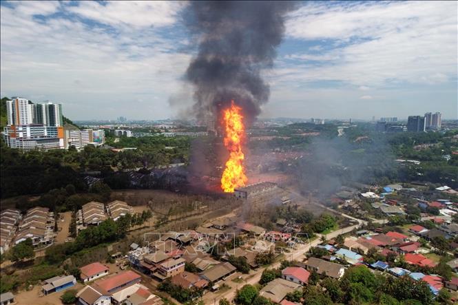 Khói lửa bốc lên từ hiện trường vụ nổ đường ống khí đốt ở Puchong, bang Selangor, Malaysia, ngày 1/4/2025. Ảnh: THX/TTXVN