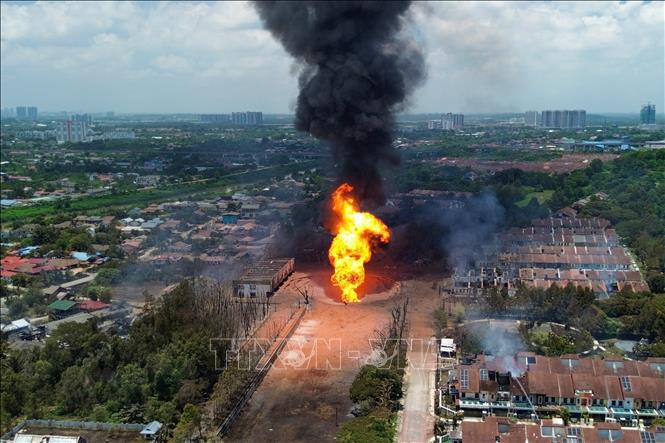 Khói lửa bốc lên từ hiện trường vụ nổ đường ống khí đốt ở Puchong, bang Selangor, Malaysia, ngày 1/4/2025. Ảnh: THX/TTXVN