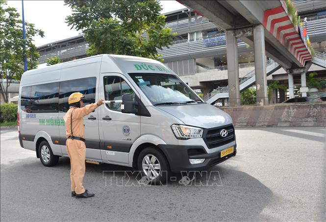  Công an ra hiệu lệnh dừng xe khách để kiểm tra hành chính. Ảnh: Linh Sơn - TTXVN