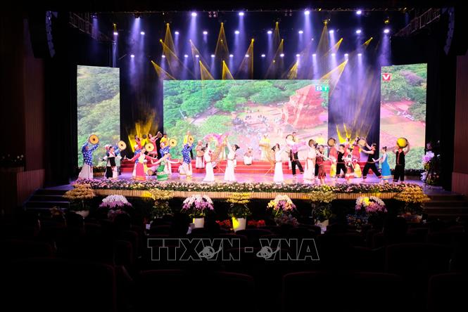 Tiết mục biểu diễn khắc họa bản sắc văn hóa của cộng đồng các dân tộc tỉnh Lâm Đồng mở đầu đêm diễn nghệ thuật tối 1/7. Ảnh: Nguyễn Dũng - TTXVN